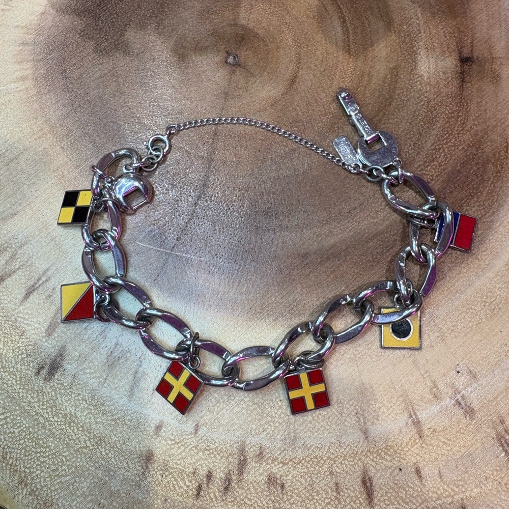 VTG| Monet Charm Bracelet with Flags🤍